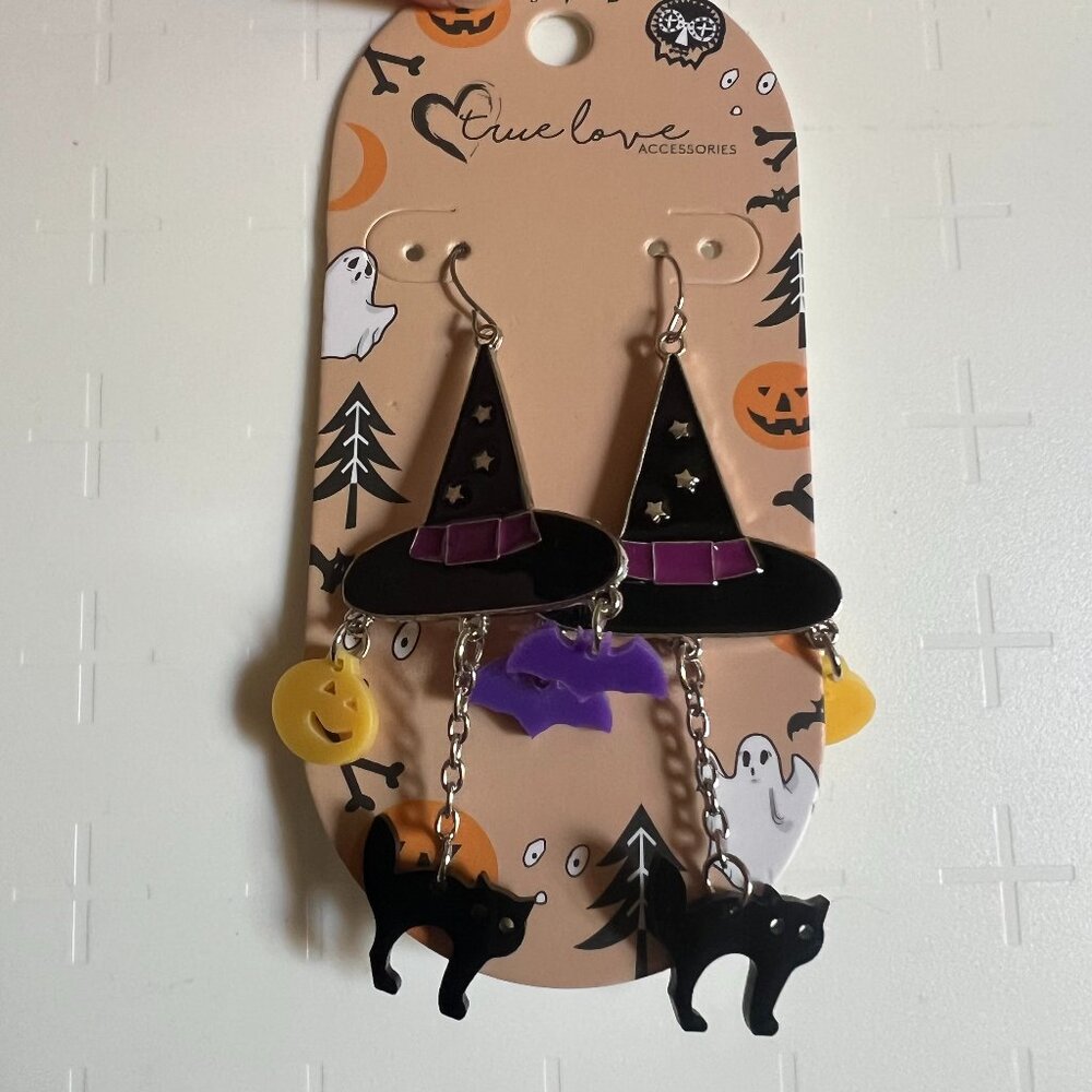 These Halloween Witch Earrings feature a spooky design with black cat, bat, and
